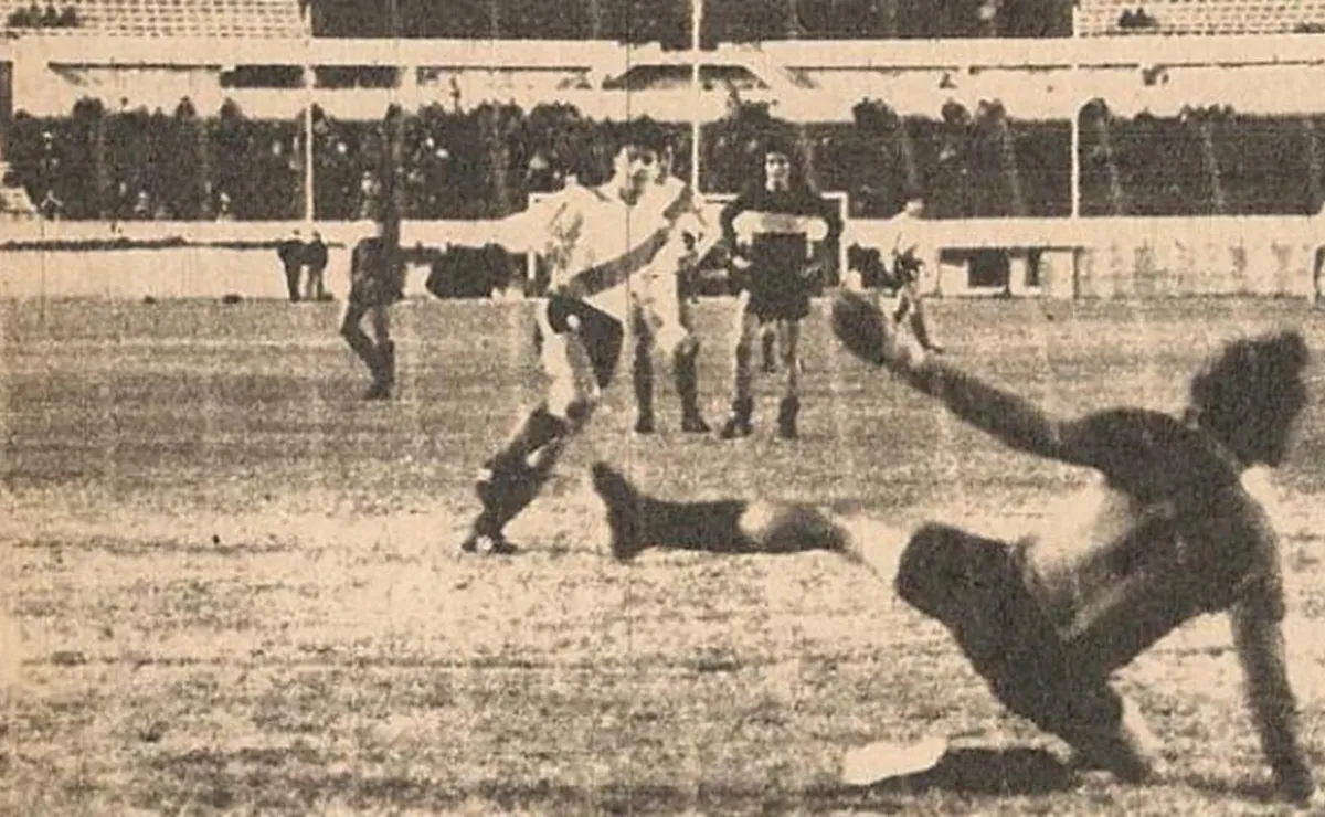 River anotando uno de los goles ante Huracán de San Rafael.