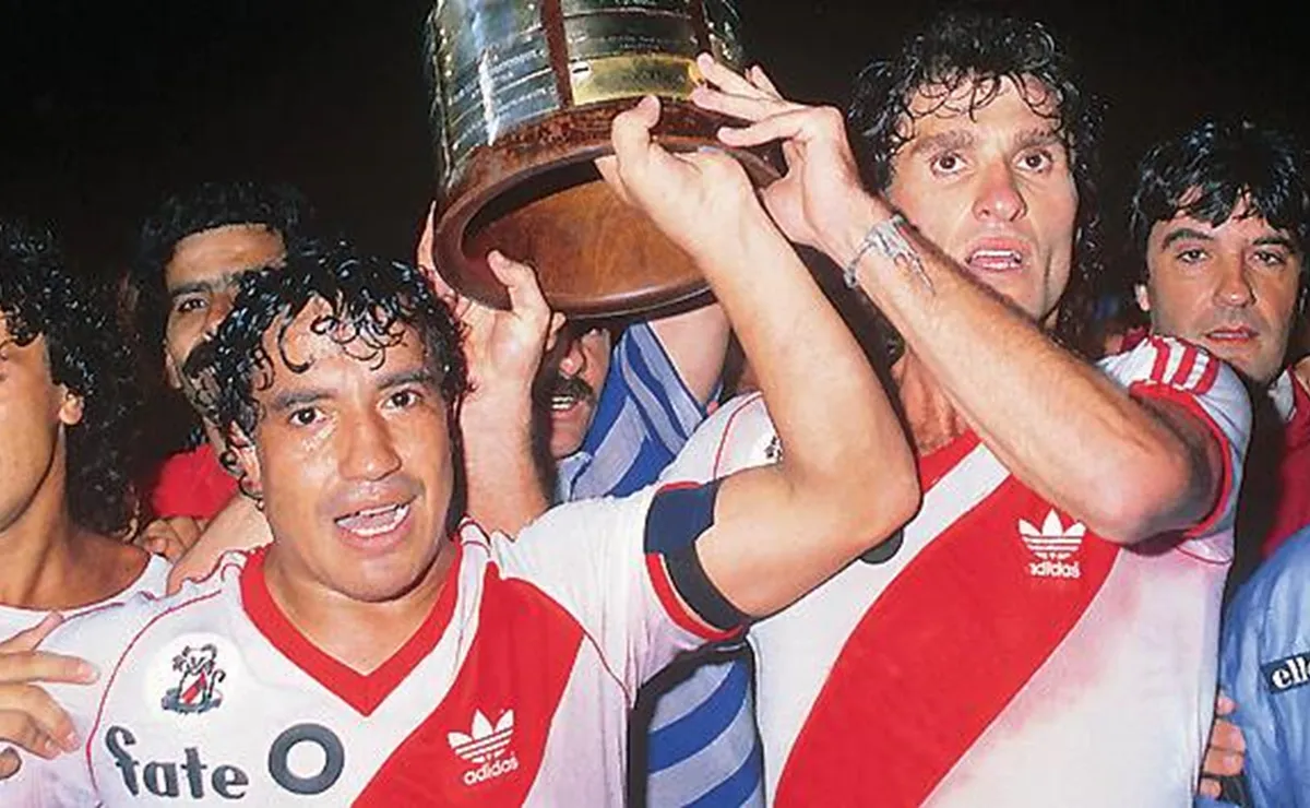El Tolo Gallego y el Cabezón Ruggeri con la Copa Libertadores.