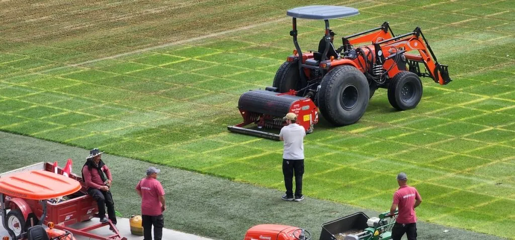 Siguen los trabajos en el campo de juego del Monumental.