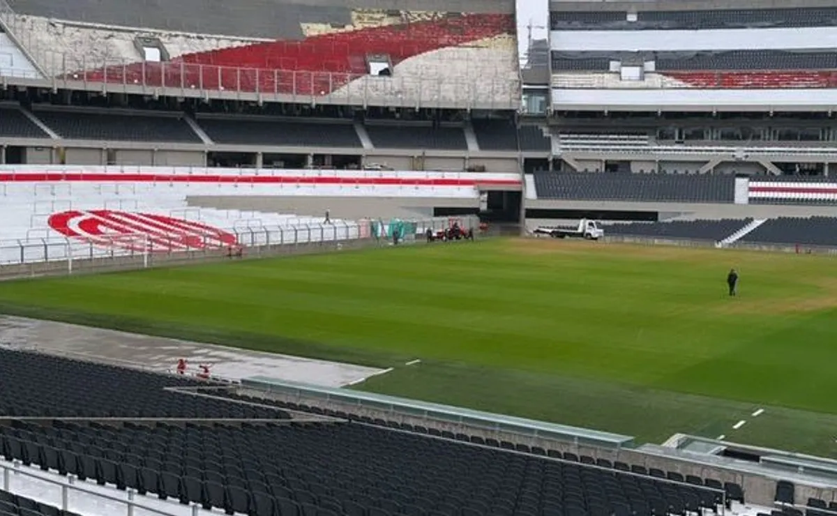 Así luce el campo de juego del Monumental a pocas horas del clásico ante Independiente.