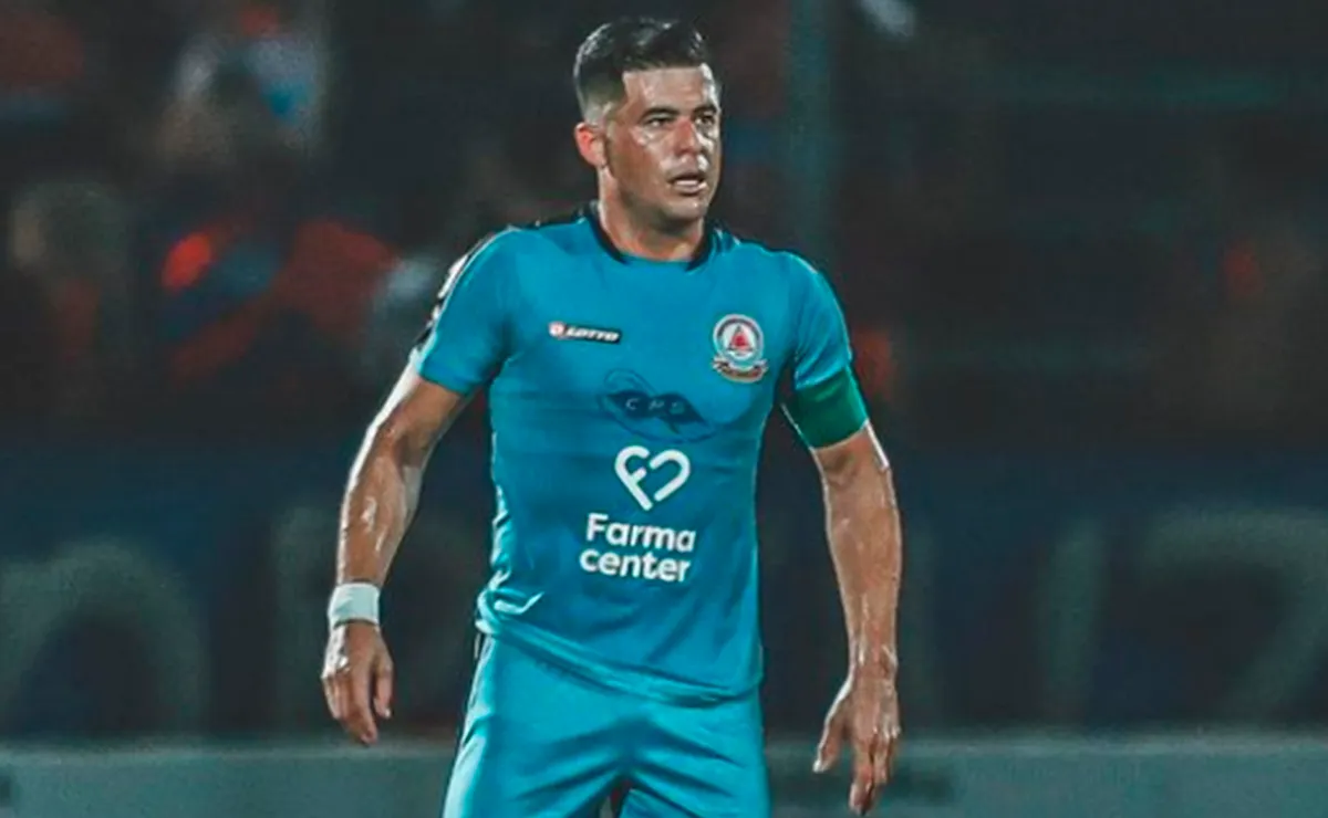 Jorge Moreira con la casaca de Resistencia.
