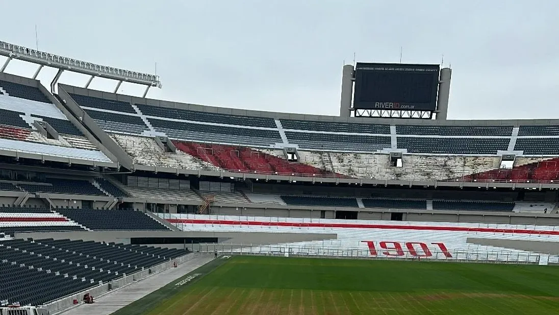 Continúa la colocación de butacas en el Monumental.