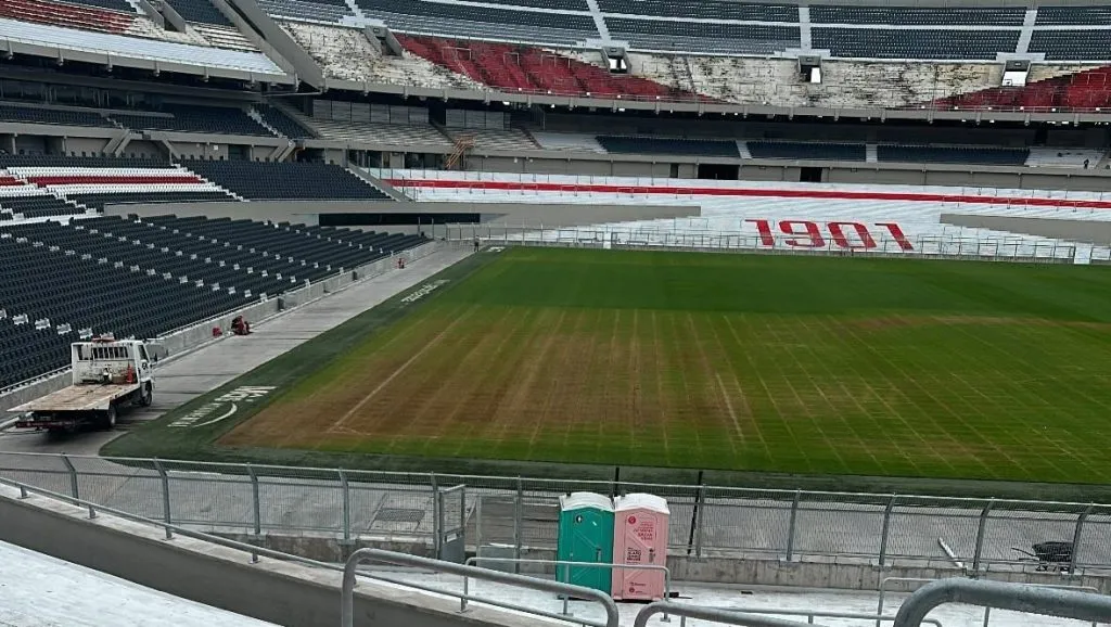 Siguen trabajando en el campo del Monumental de cara al partido contra el Rojo (Foto: Obras River Plate)