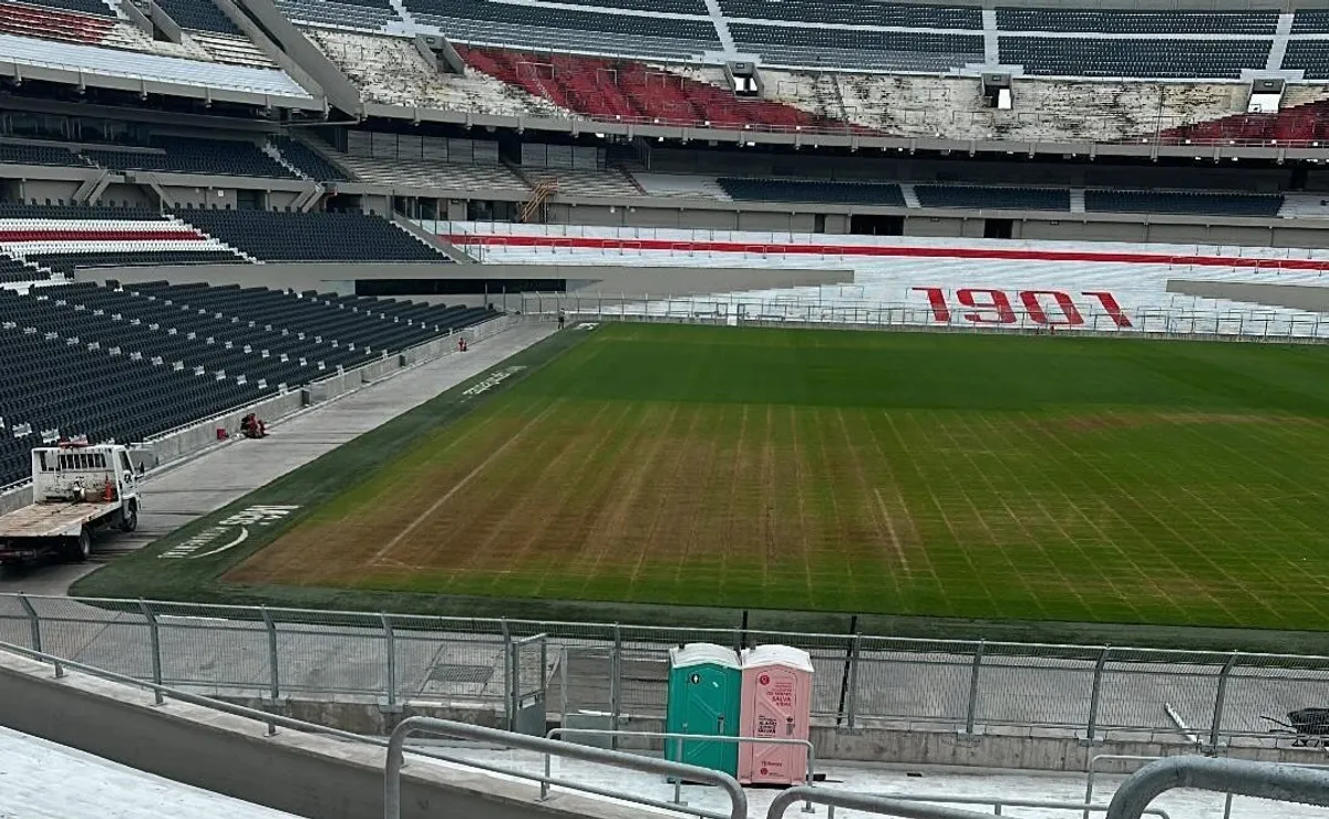 Siguen trabajando en el campo del Monumental de cara al partido contra el Rojo.