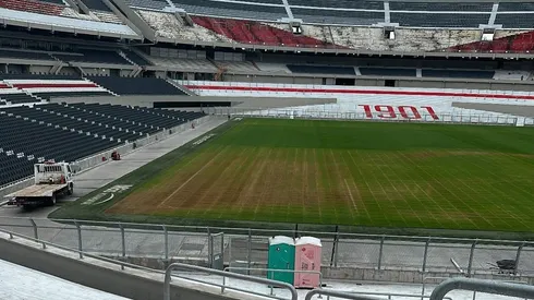 Siguen trabajando en el campo del Monumental de cara al partido contra el Rojo.