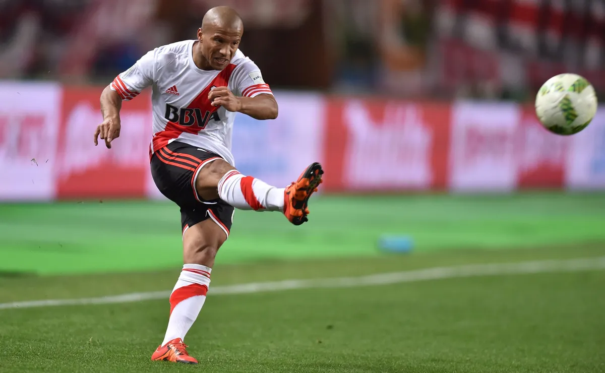 Carlos Sánchez se dio una vuelta por el Monumental.