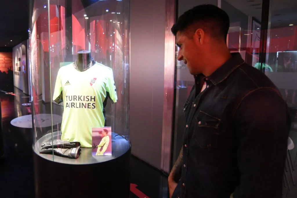 Los guantes y el buzo que Enzo Pérez usó el 19 de mayo de 2021 se exhiben en el Museo River.
