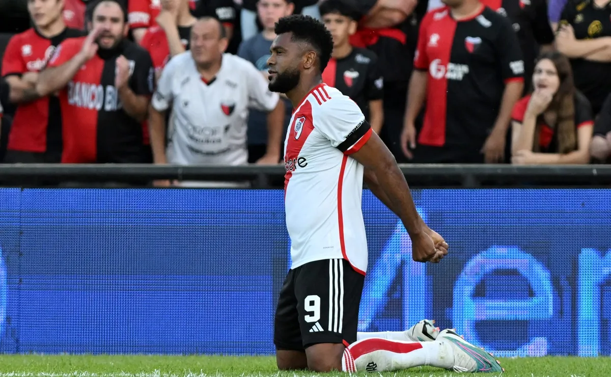 Borja metió los dos goles de River en el Cemenetario de los Elefantes.