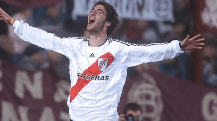 Higuaín festejando un gol en el Millonario.