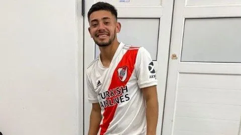 Enzo Aguirre, volante categoría 2003, es seguido de cerca por Martín Demichelis.