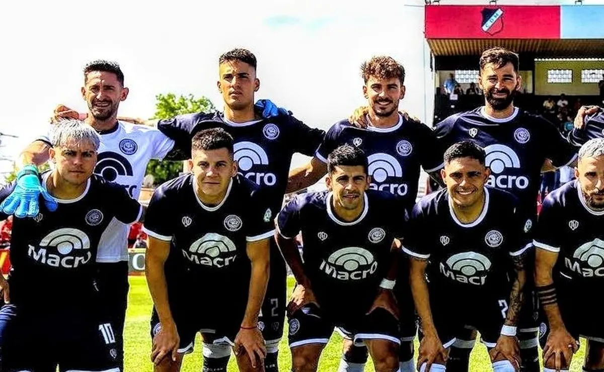La formación de la Lepra que consiguió el ascenso, con Abecasis y Petrasso. Foto: Prensa Independiente Rivadavia.