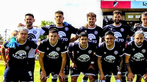 La formación de la Lepra que consiguió el ascenso, con Abecasis y Petrasso. Foto: Prensa Independiente Rivadavia.