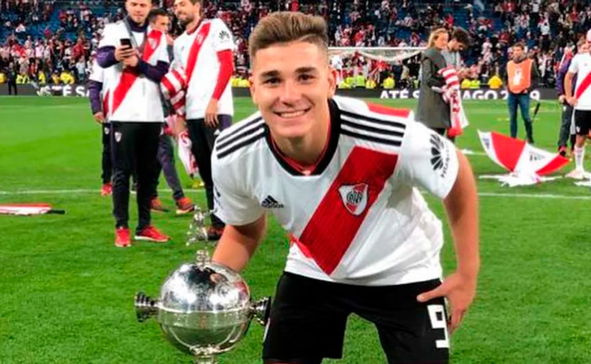 Julián Álvarez con la copa más deseada.