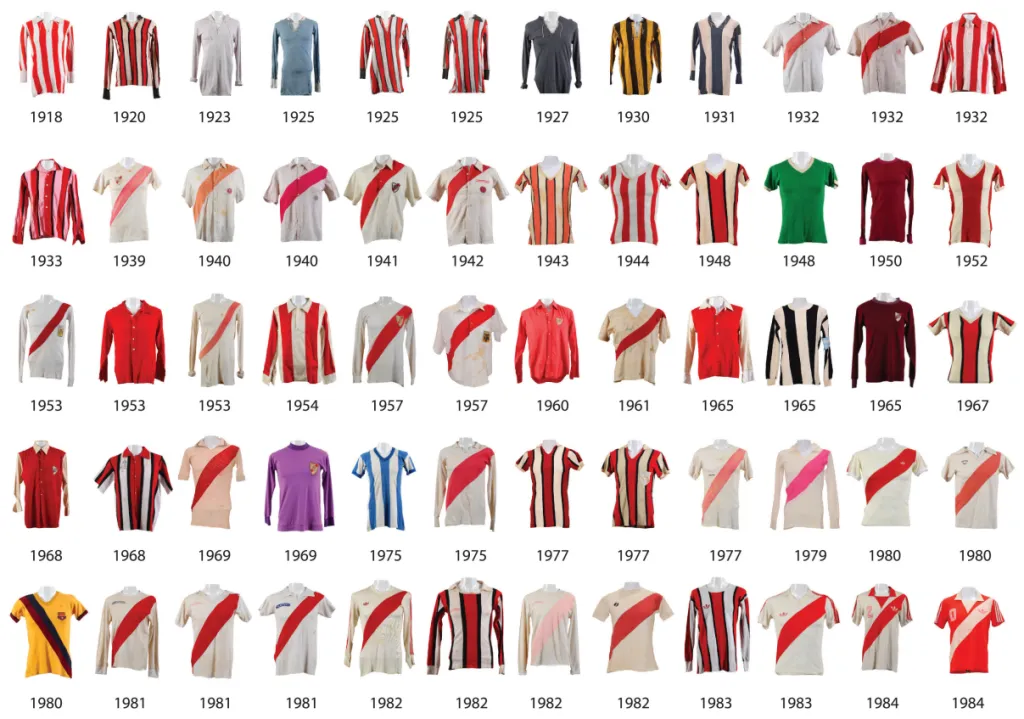 Algunas de las camisetas de la historia de River. (Foto: del libro Mantos de @millonariocamisetas).