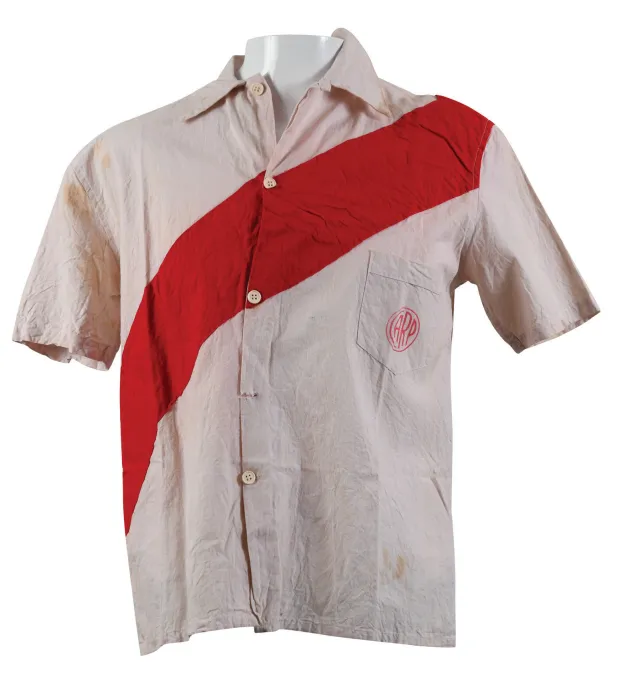 Camisa, bolsillo y escudo. (Foto: libro Mantos de @millonariocamisetas)