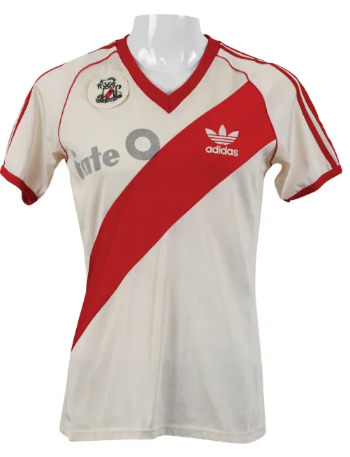 Histórica camiseta de River. (Foto: libro Mantos de @millonariocamisetas)