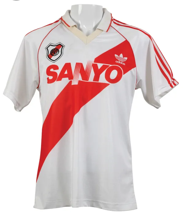 Divina casaca de River del 94. (Foto: libro Mantos de @millonariocamisetas)