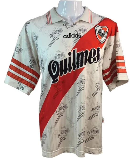 Camiseta con la que River ganó el Tricampeonato. (Foto: libro Mantos de @millonariocamisetas)