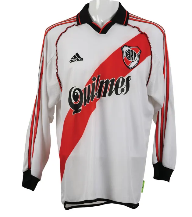 Camiseta de River de 2001. (Foto: libro Mantos de @millonariocamisetas)