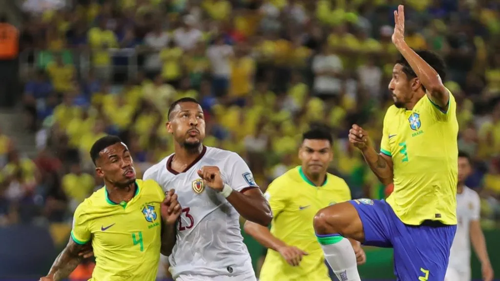 Salomón Rondón ante Brasil.