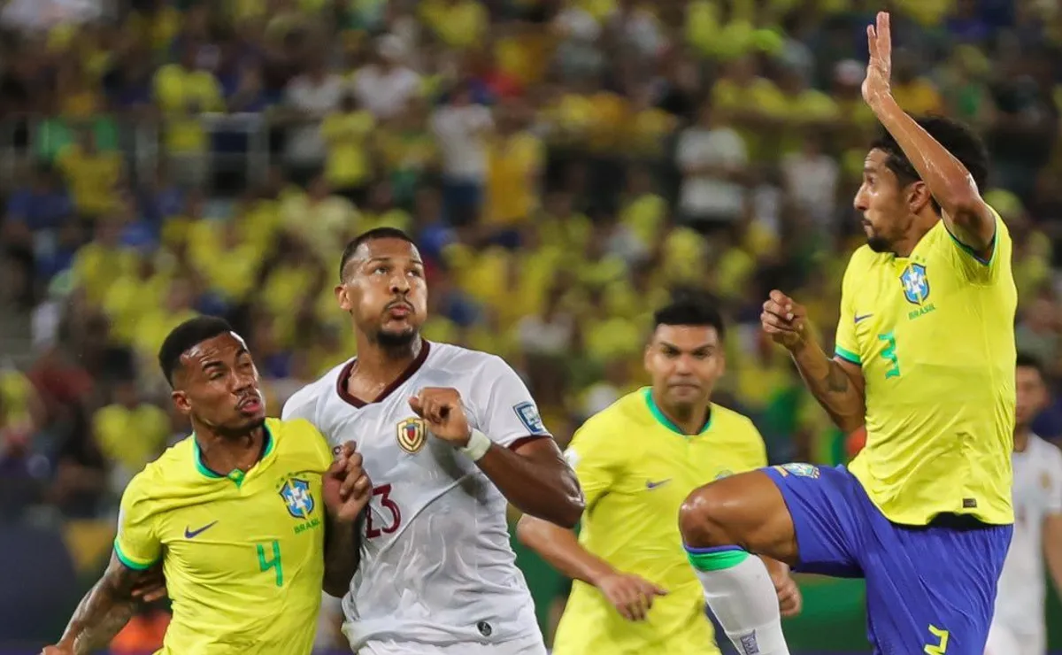 Salomón Rondón ante Brasil.