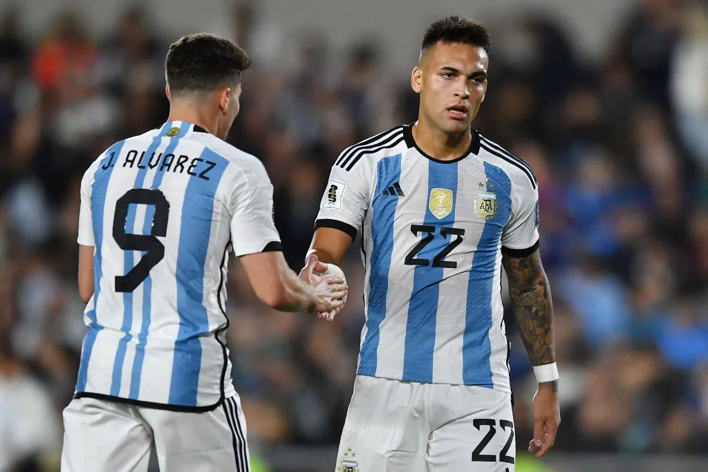 Julián jugó de titular junto a Lautaro en la Selección.