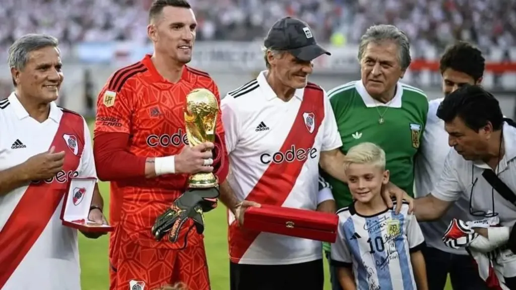 Oscar Ruggeri en el Monumental para un homenaje. (Foto: Instagram Ruggeri).