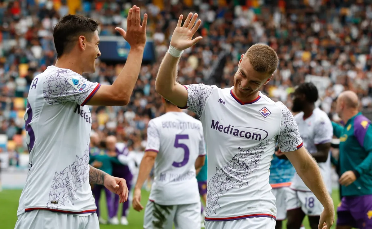 El Chino y el Vikingo siguen a River a la distancia.