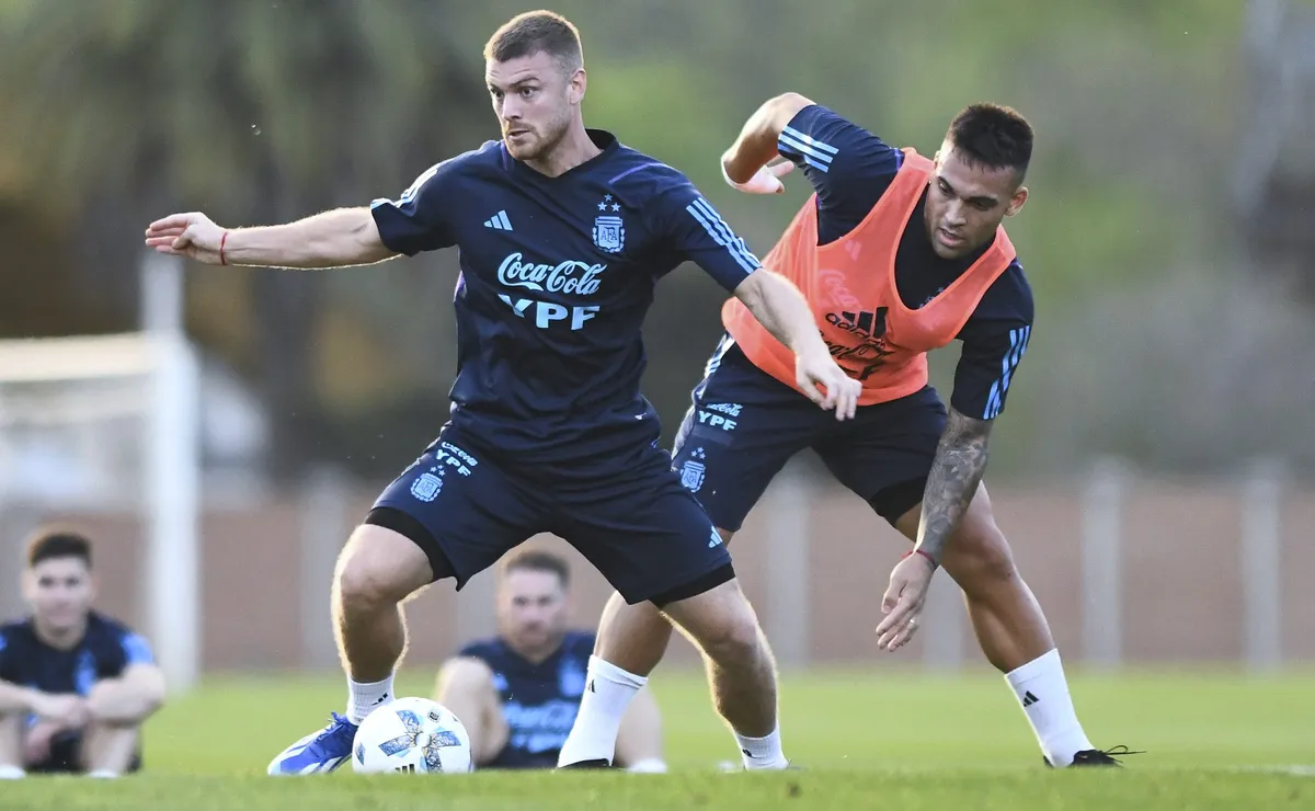 EZEIZA, ARGENTINA - 10 DE OCTUBRE: Lucas Beltrán pelea por el balón con Lautaro Martínez durante una sesión de entrenamiento antes de un partido de clasificación contra Paraguay en el campo de entrenamiento Lionel Messi el 10 de octubre de 2023 en Ezeiza, Argentina. (Foto de Rodrigo Valle/Getty Images)