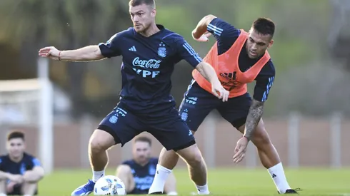 EZEIZA, ARGENTINA - 10 DE OCTUBRE: Lucas Beltrán pelea por el balón con Lautaro Martínez durante una sesión de entrenamiento antes de un partido de clasificación contra Paraguay en el campo de entrenamiento Lionel Messi el 10 de octubre de 2023 en Ezeiza, Argentina. (Foto de Rodrigo Valle/Getty Images)