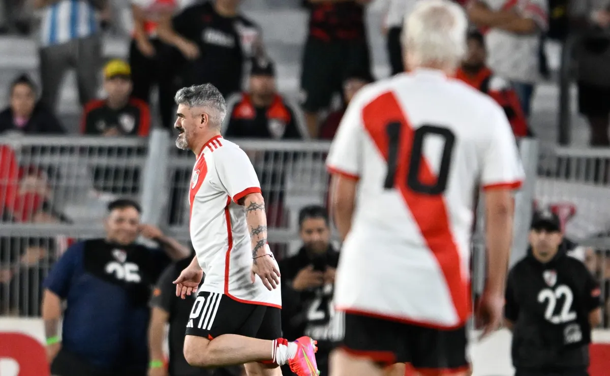 El Fútbol Senior de River celebra el título en el Estadio Monumental.