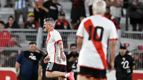 El Fútbol Senior de River celebra el título en el Estadio Monumental.
