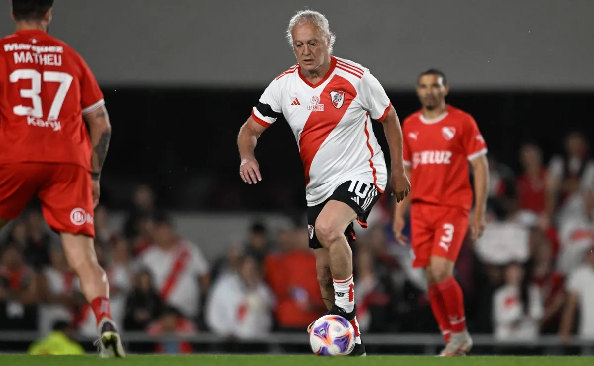 El Beto Alonso volvió a jugar en el Monumental y se llevó una gran ovación de los hinchas de River.