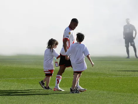 Sueño cumplido: la fanática de Julián entró de la mano con De la Cruz