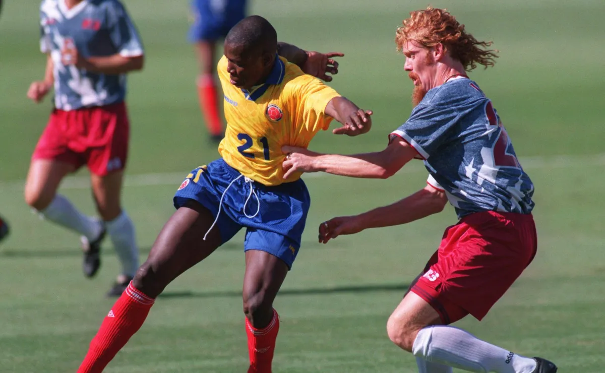Asprilla ante Alexi Lalas.