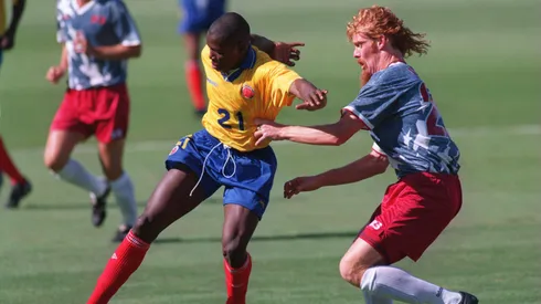 Asprilla ante Alexi Lalas.