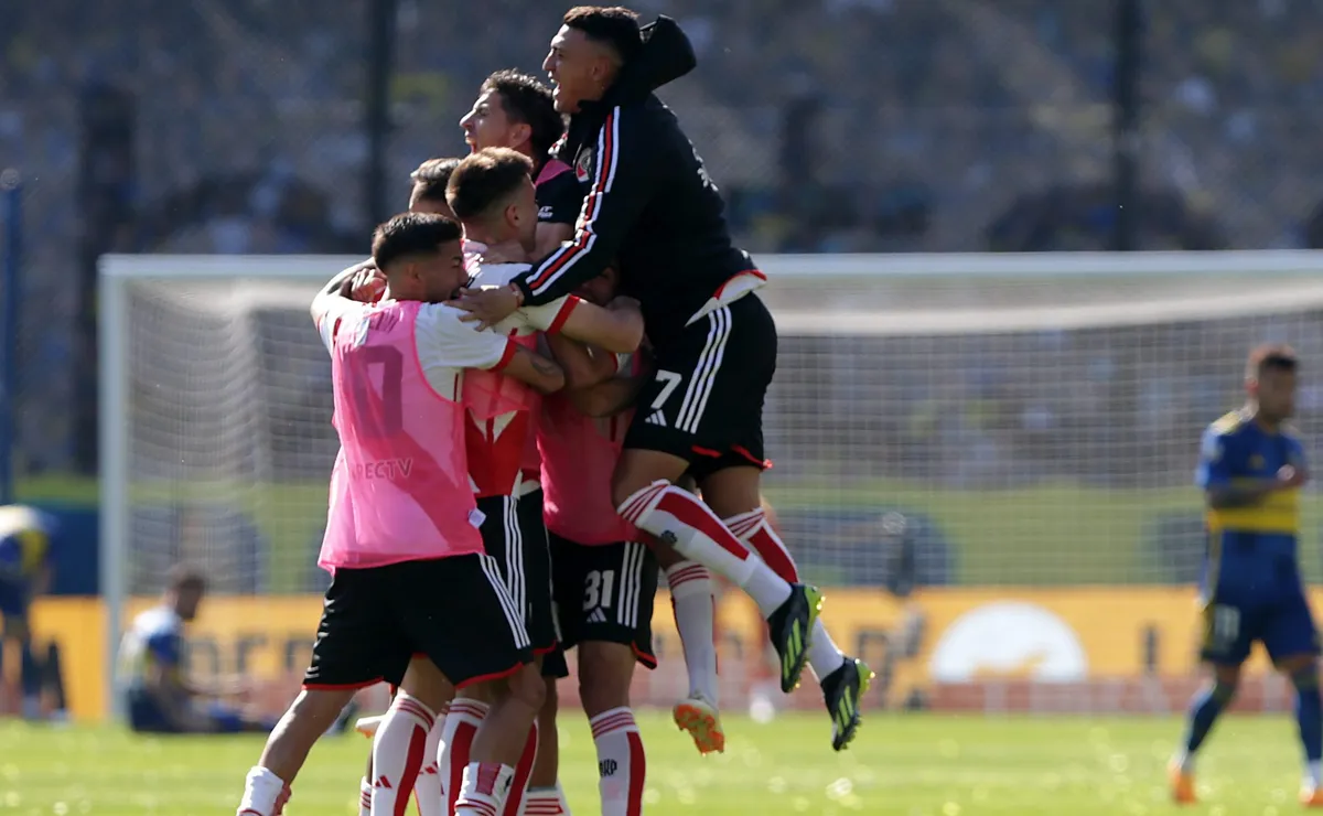 Matías Suárez celebra en la Bombonera.