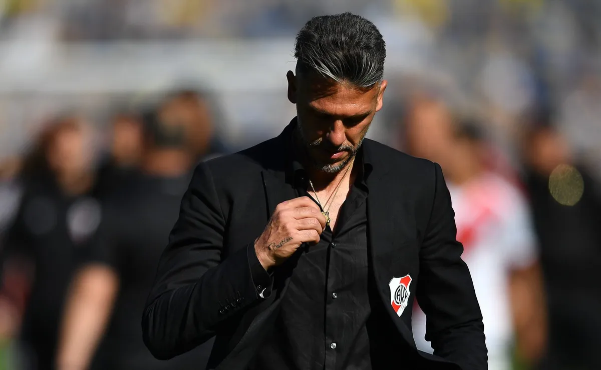 El técnico de River se fue de la Bombonera con un corte en la cabeza.