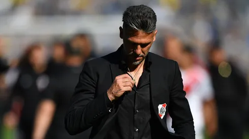 El técnico de River se fue de la Bombonera con un corte en la cabeza.