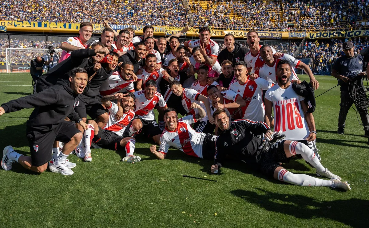 Los jugadores celebran en la Bombonera.