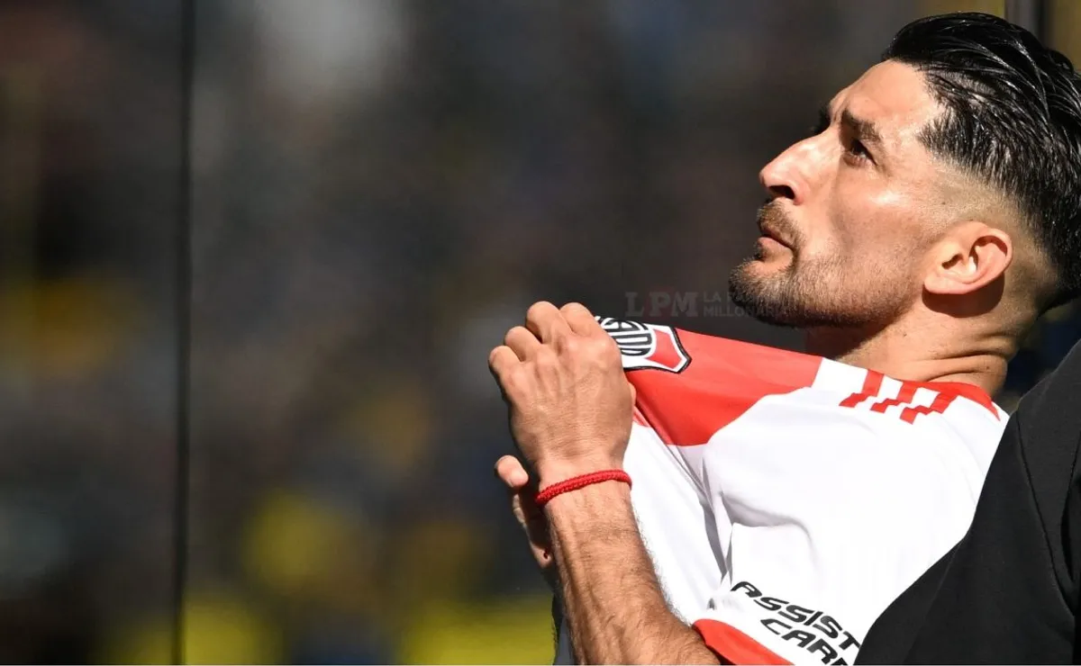 Milton Casco exhibió el escudo enfrente de los hinchas de Boca y los volvió locos.