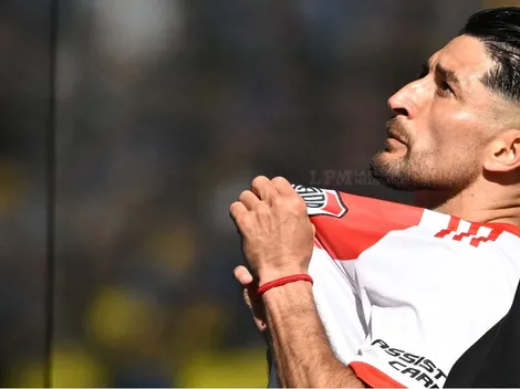 Casco le mostró el escudo a toda la hinchada de Boca