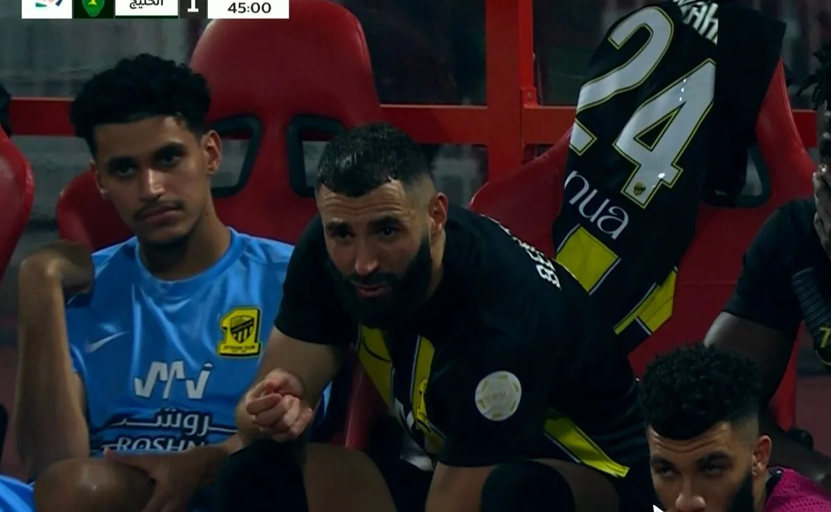Benzema sentado en el banco de suplentes tras salir lesionado.
