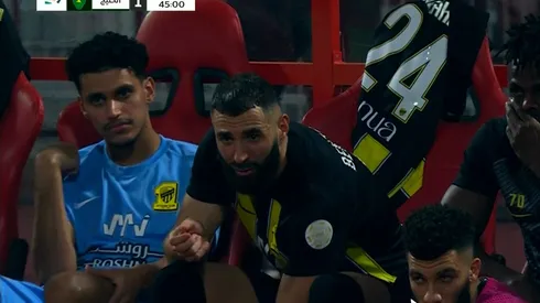 Benzema sentado en el banco de suplentes tras salir lesionado.