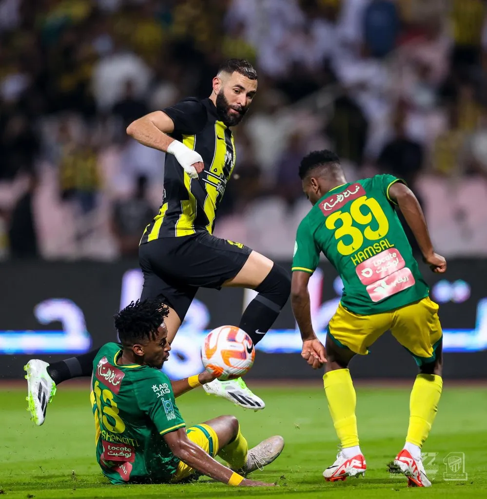 Benzema en acción antes de lesionarse ante Al Khaleej. (Foto: Al Ittihad).