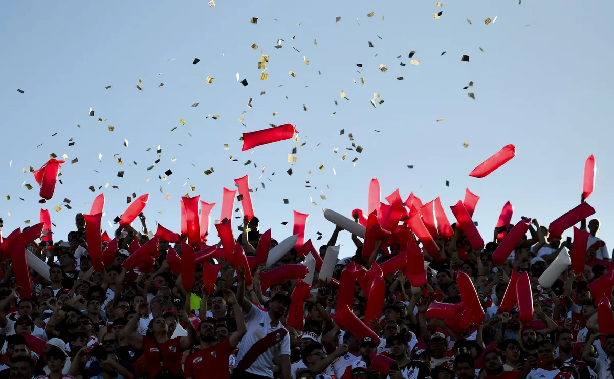 Los hinchas de River esperan el Superclásico