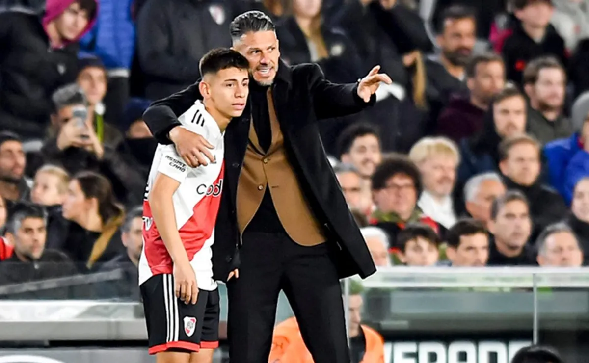 Claudio Echeverri durante su debut en River.