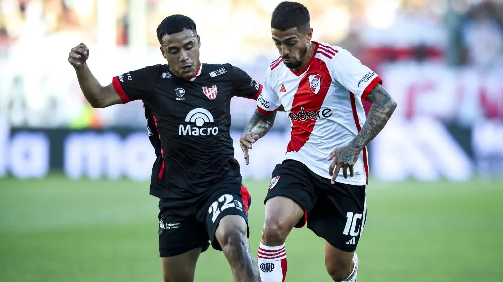 Lanzini durante el partido con Instituto.