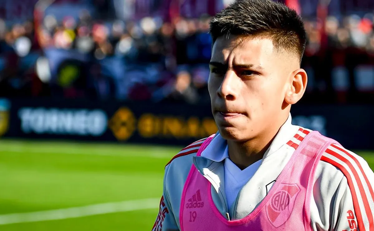 ¿Echeverri juega primero en un club español?