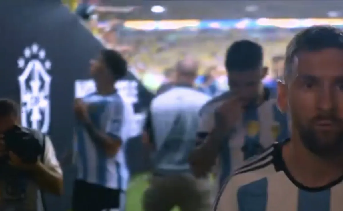 El gesto de Enzo Fernández a los hinchas locales en medio del escándalo, mostrando el escudo de campeón del mundo.